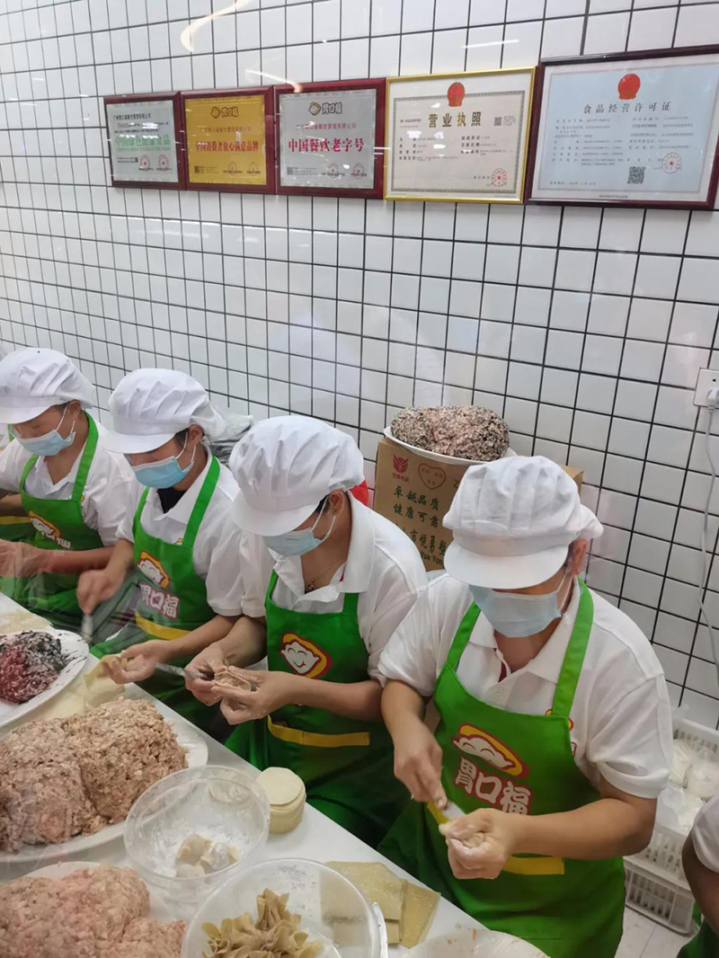 胃口福餃子云吞?hào)|方市場(chǎng)店開(kāi)業(yè)，數(shù)百市民排隊(duì)嘗鮮