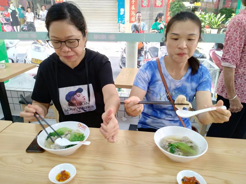 胃口福餃子云吞?hào)|方市場(chǎng)店開(kāi)業(yè)，數(shù)百市民排隊(duì)嘗鮮