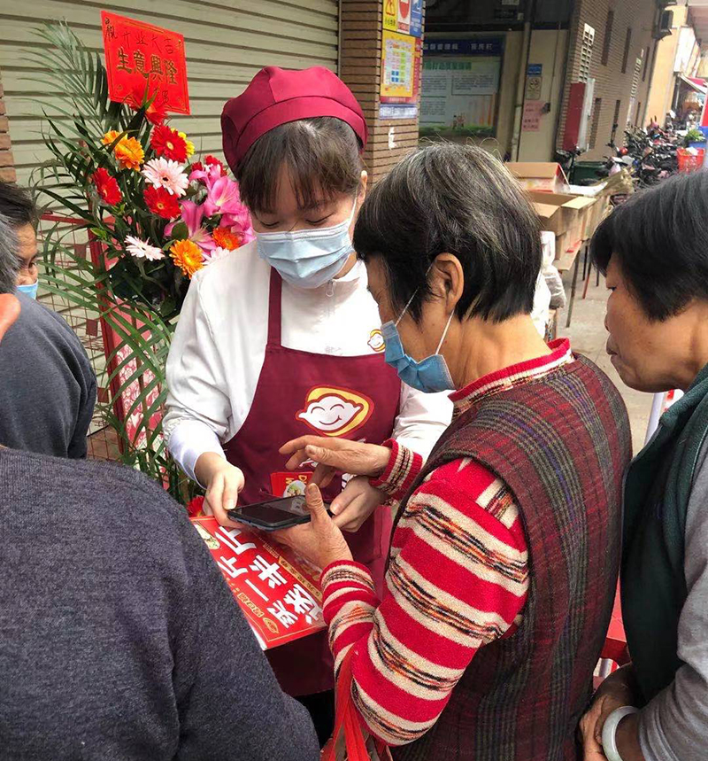 何老板萬萬沒想到，自己的餃子云吞店開業(yè)的第一天就門庭若市